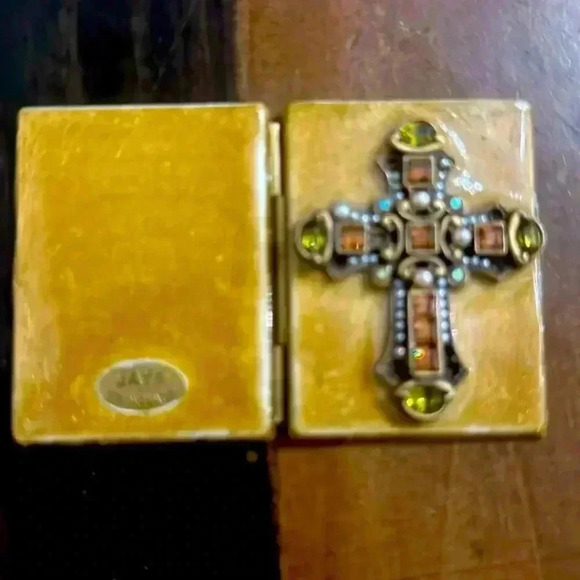 JAY STRONGWATER CROSS FOLDING PHOTO FRAME
5024 - Picture 2 of 4